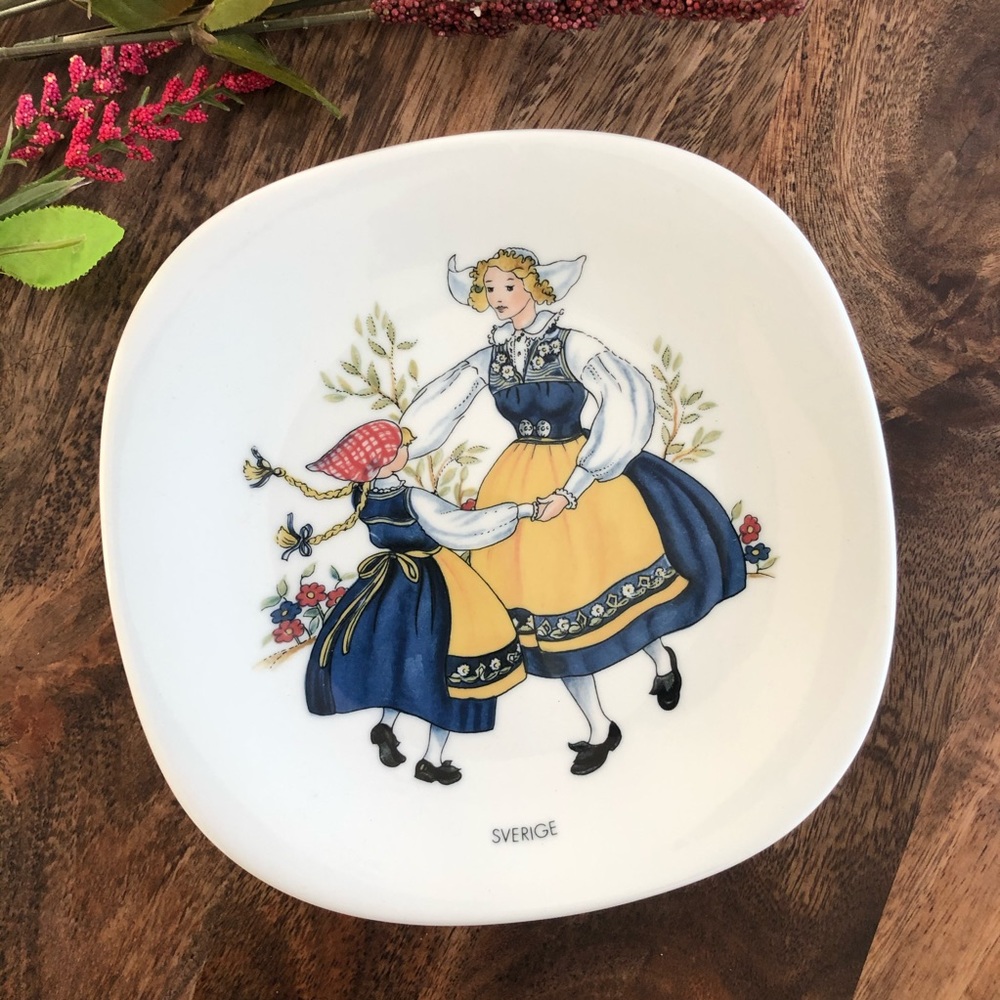5/$40 Vintage Swedish Decorative Plate.